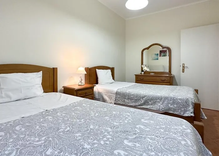 T2 Catraio 8, Baixa De *